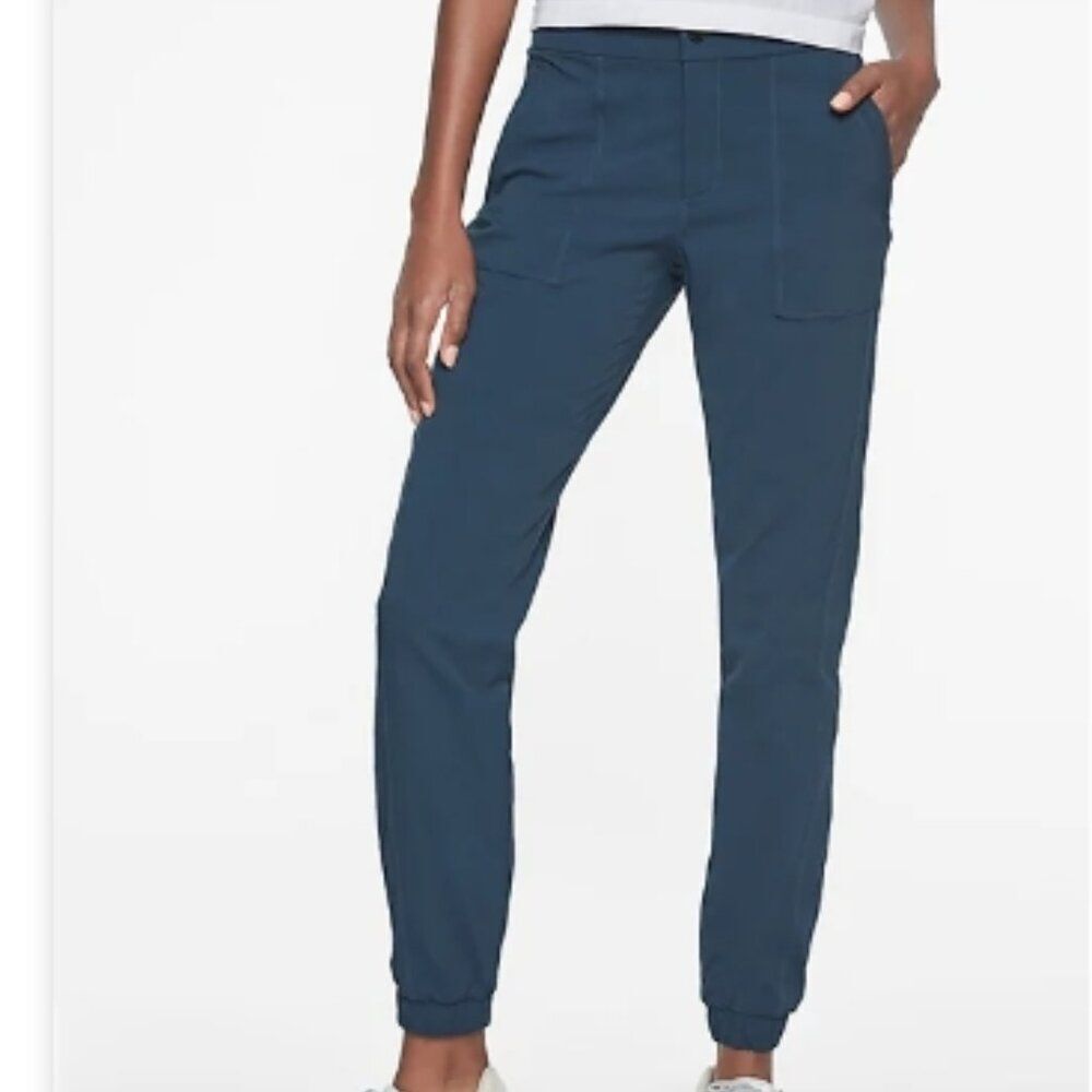 Like New! Athleta Trekkie Jogger 2.0 in Flint Grey in Size 2